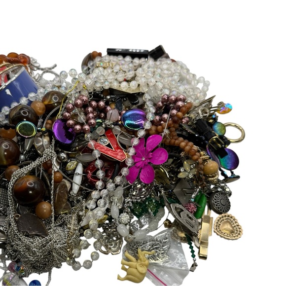 Canadian Tire 2014 Olympics Maple Leaf Pin – “We All‎ Play for Canada” 1” Enamel - Picture 5 of 5